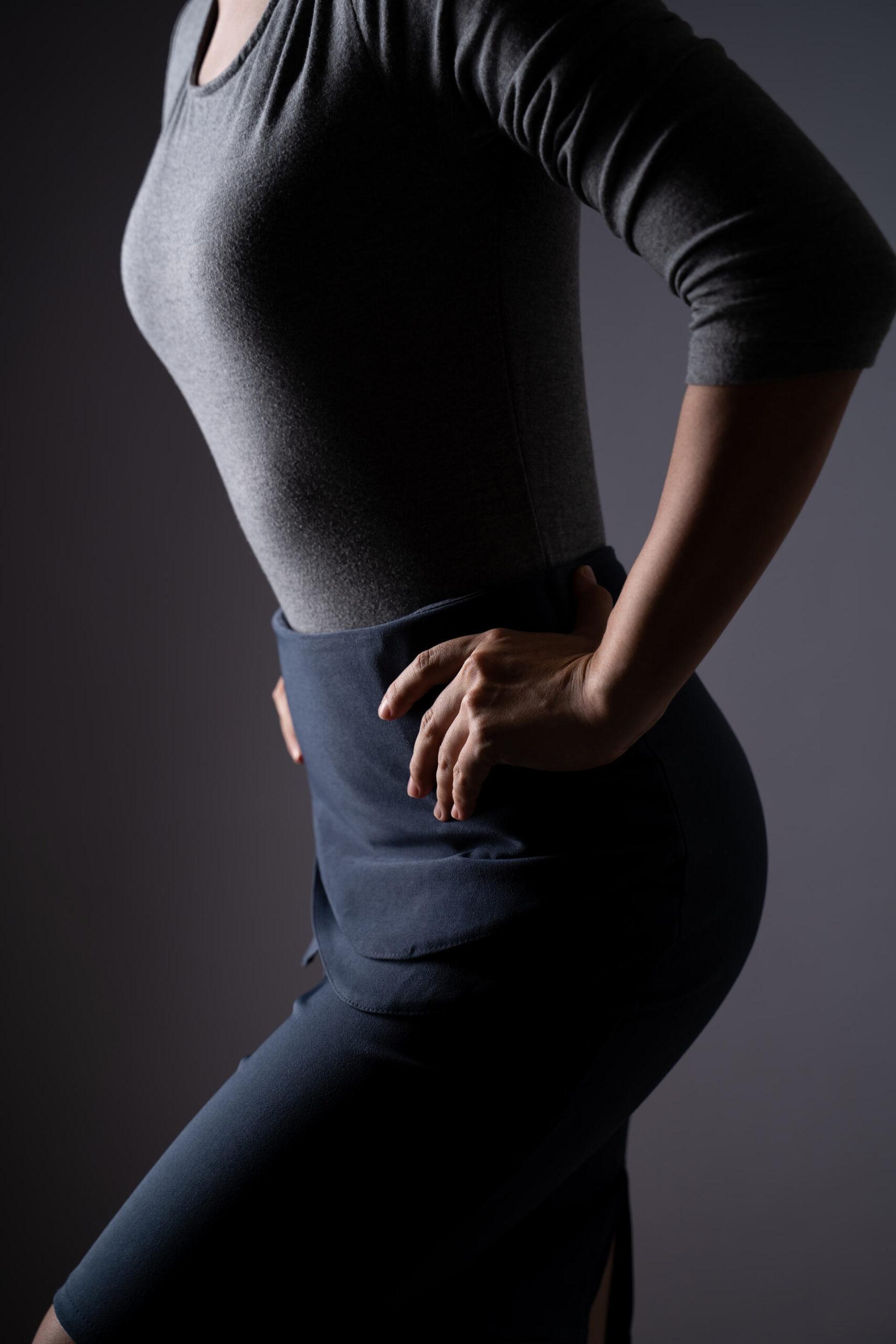 midsection-woman-standing-against-black-background Seminár Kyčelní kloub
